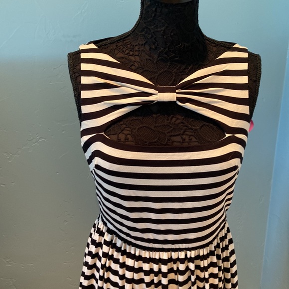 Betsey Johnson bow front striped dress  size 10 - adorable- worn once - Picture 4 of 6